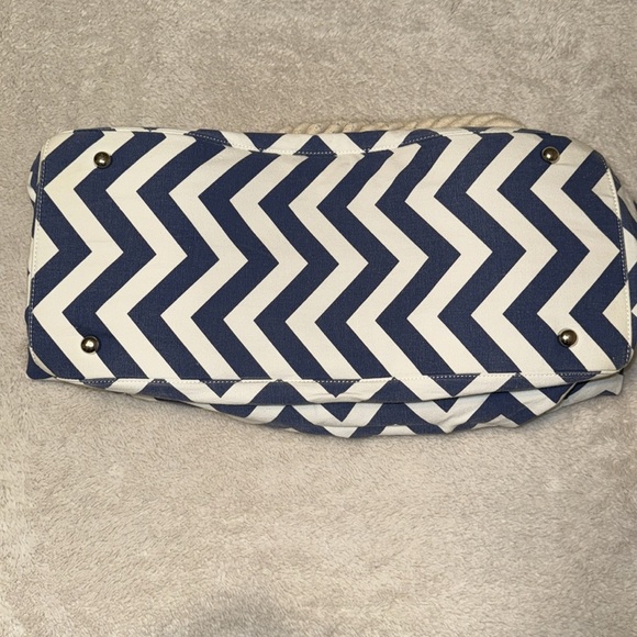 ๐ผ Large Donna Dixon Chevron, Multi-Purpose, Tote โ Navy Blue & White - Picture 5 of 12